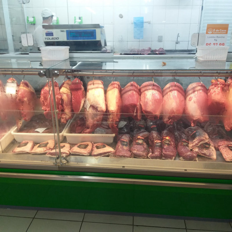 Balcão do açougue com cortes de carne