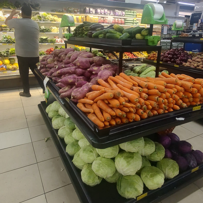 Bancas de cenoura, repolho e verduras