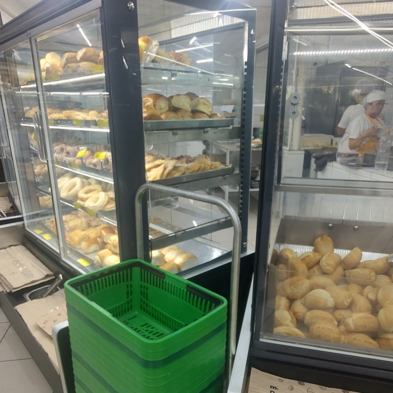 Vitrine da padaria com pães e salgados