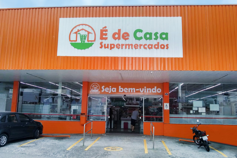 Fachada laranja do É de Casa do Estreito