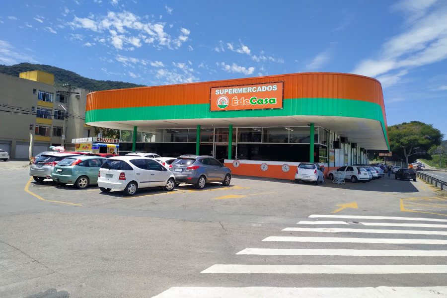 Fachada e estacionamento do É de Casa do Itacorubi